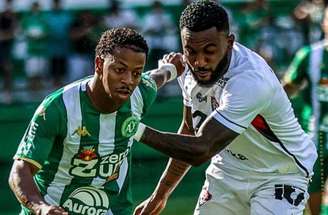 Jean Carlos em ação pela Chapecoense no duelo contra o Vitória – F0to: Reprodução / Chapecoense