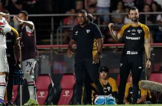 Roger Machado observa comemoração dos jogadores do São Paulo após um dos gols de Ferreirinha –