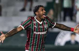 Alisson abraça John Kennedy logo após o companheiro empatar a partida do Fluminense com o Coritiba.
