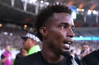 Cuiabano disputa bola pelo alto com Júnior Santos durante clássico em São Januário  –