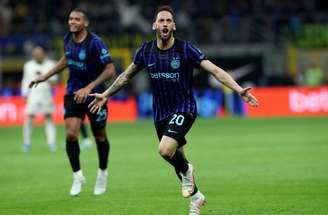 Jogadores de Inter de Milão e Roma em disputa de bola na Serie A –