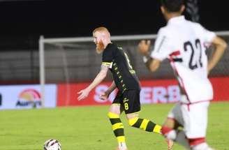 Não adiantou a luta da defesa do Botafogo. O São Bernardo, de Pedro Gabriel (à direita), levou a melhor.