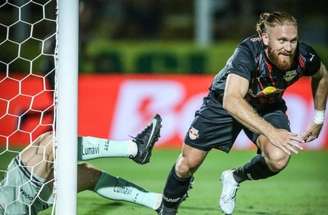 Isidro Pitta se esforça para superar marcação de Reinaldo, do Mirassol –