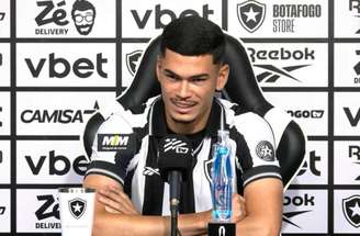 Anthony veste o manto ao lado do lateral-esquerdo Roque –