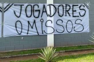 Torcida do Corinthians faz protesto em frente ao CT Joaquim Grava –