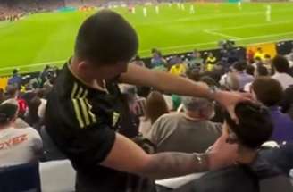 Torcedor corta o cabelo durante jogo do Real Madrid no Santiago Bernabéu – Reprodução/X