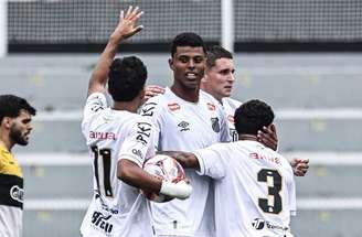 Santos e Criciúma mediram forças nesta quarta-feira (8), no CT Rei Pelé –