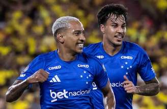 Matheus Pereira comemora o gol que deu a vitória à Raposa –