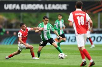 Jean-Baptiste Gorby, do Braga, disputa bola com Alvaro Fidalgo, do Betis –