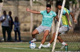 Bruno Fuchs, zagueiro alviverde (no centro), durante treinamento, em Cartagena –