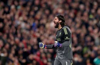 Alisson fez história no Liverpool com títulos da Premier League, Champions e Mundial de Clubes –