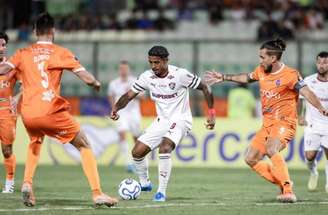 Lucho Acosta foi bem marcado na estreia do Fluminense na Libertadores –
