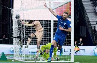 Benzema aplaude torcedores do Al Hilal após goleada de 6 a 0 sobre o Al Kholood –