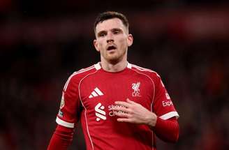 Robertson em ação na derrota do Liverpool para o PSG no jogo de ida das quartas de final da Champions –