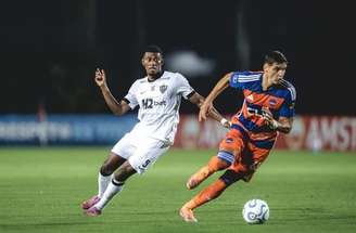 Cassierra observa a jogada. Atacante  tenta se sair bem diante da marcação do Puerto Cabello. Mas não consegue e sai no intervalo.