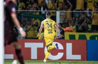 João Victor explode de alegria após fazer um gol histórico para o  Mirassol. 
