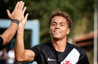 Juninho participa de quatro gols em goleada do Vasco sobre o Vitória –