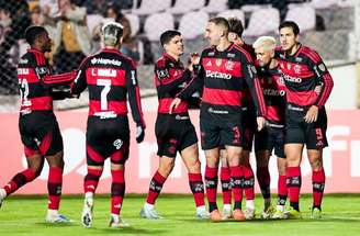 Jogadores do Flamengo festejam gol de Arrascaeta na vitória em estreia na Libertadores