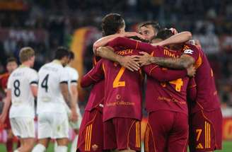 Malen finaliza para marcar um de seus três gols na partida –