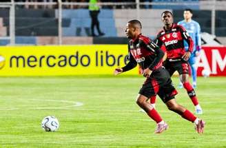 De la Cruz foi titular contra o Cusco e teve destaque na vitória do Flamengo –