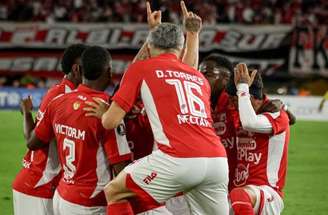 O zagueiro Olivera corre para comemorar o gol do Santa Fe .