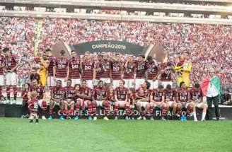 Rafinha, Diego Ribas, Diego Alves, Filipe Luís e Jorge Jesus em videochamada para felicitar o Everton Ribeiro –