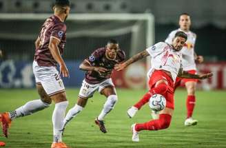 Marcelinho tenta a cabeçada, Mas  sem sucesso, durante uma das investidas do Bragantino na derrota para o Carabobo, pela Copa Sul-Americana, nesta quinta-feira.