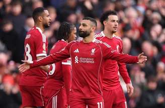 Harry Wilson, do Fulham, buca proteger a bola diante da marcação de Rio Ngumoha, do Liverpool –