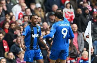 Gyokers cobra pênalti e faz o gol do Arsenal.