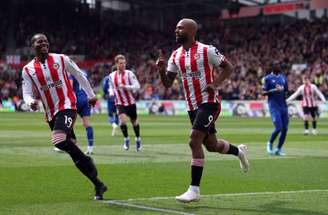 Igor Thiago celebra um dos gols marcados neste sábado (Photo by Alex Pantling/Getty Images)