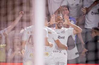 Moisés marcou o gol da vitória do Santos –