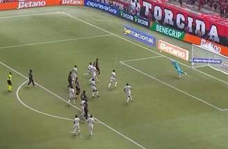 Athletico tem dificuldade, mas bate a Chapecoense em casa pelo Brasileirão –