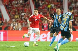 Alan Patrick tenta a finalização durante o clássico com o Grêmio. Mas o craque do Inter jogou muito mal.