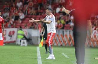 Alan Patrick correpara receber a bola. Craque do Internacional foi bem, assim como quase todos, neste o 0 como Grêmio.