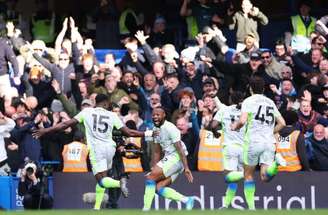 Gusto tenta receber o passe, mas Guehí corta para o City. 