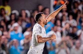 Moisés marcou o gol da vitória do Santos –