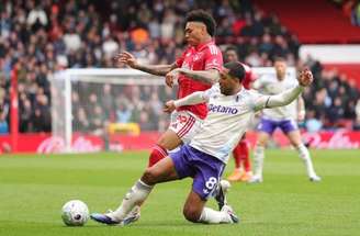 Jogadores do Aston Villa celebram o gol no 1 a 1 como Nottingham.