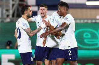 Dumfries voa para fazer o terceiro gol da Inter de Milão sobre o Como.