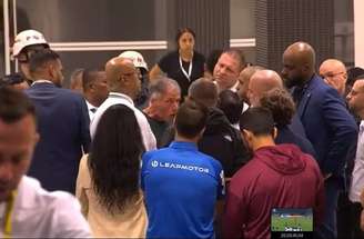 Anderson Barros conversa após confusão no túnel que dá acesso aos vestiários da Neo Química Arena –