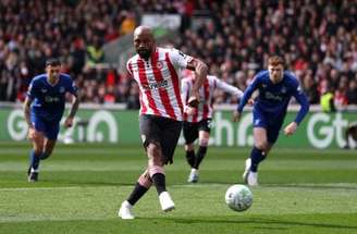 Igor Thiago em comemoração de gol na Premier League –