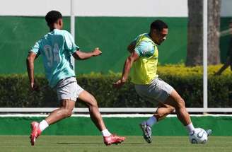 Paulinho, recuperado de lesão, durante atividade na Academia de Futebol –