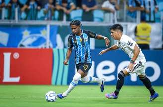 Jogadores de Grêmio e Deportivo Riestra em disputa de bola na Arena –