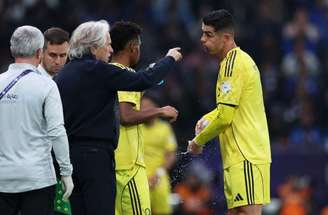 Jorge Jesus beija Cristiano Ronaldo durante semifinal da Supercopa Saudita –