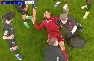 Reprodução de TV - Legenda: Ekitike rompeu o tendão de Aquiles em jogo da Champions League e está fora da Copa