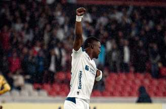 Quinóñez (14) é festejado após fazer o segundo gol da LDU. 