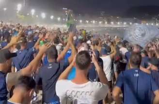 Torcedores Rivadavia em frenta ao hotel, na Barra da Tijuca –