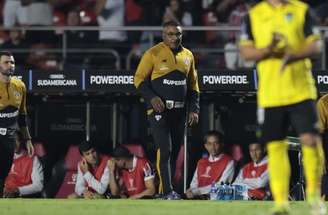 Roger dá razão ao torcedor por vaias no primeiro tempo de vitória do São Paulo –