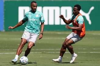 Vitor Roque participou mais uma vez do treino integral do Palmeiras –