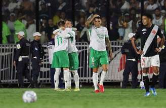 Vasco luta, mas perde em casa na Sula.