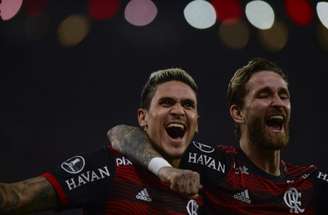 Pedro celebra ao lado de Léo Pereira goleada por 7 a 1 sobre o Tolima, em 2022 –